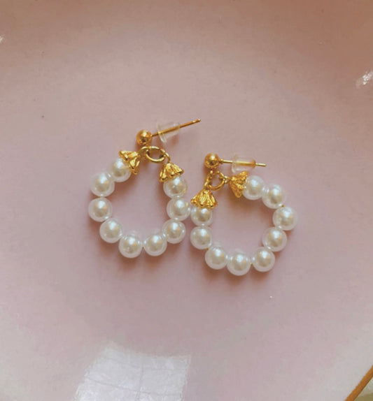 Medium Pearl hoop earrings